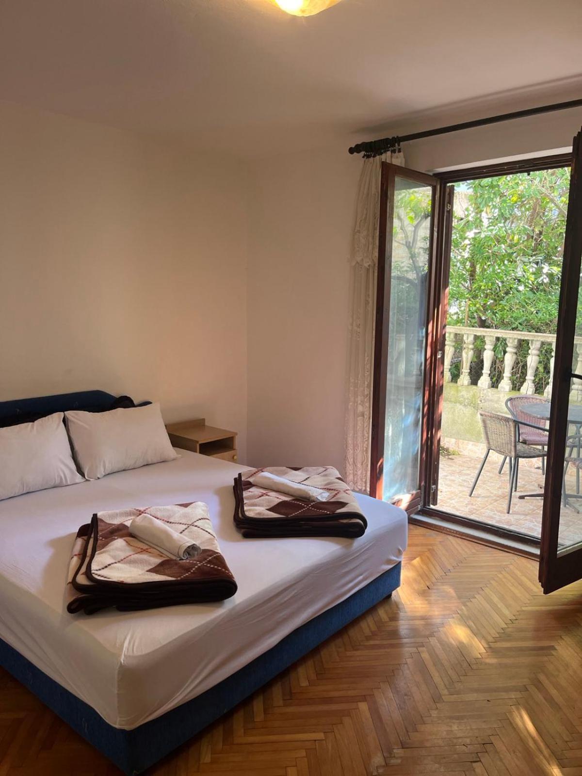 Apartments And Room Mv Petrovac Екстер'єр фото
