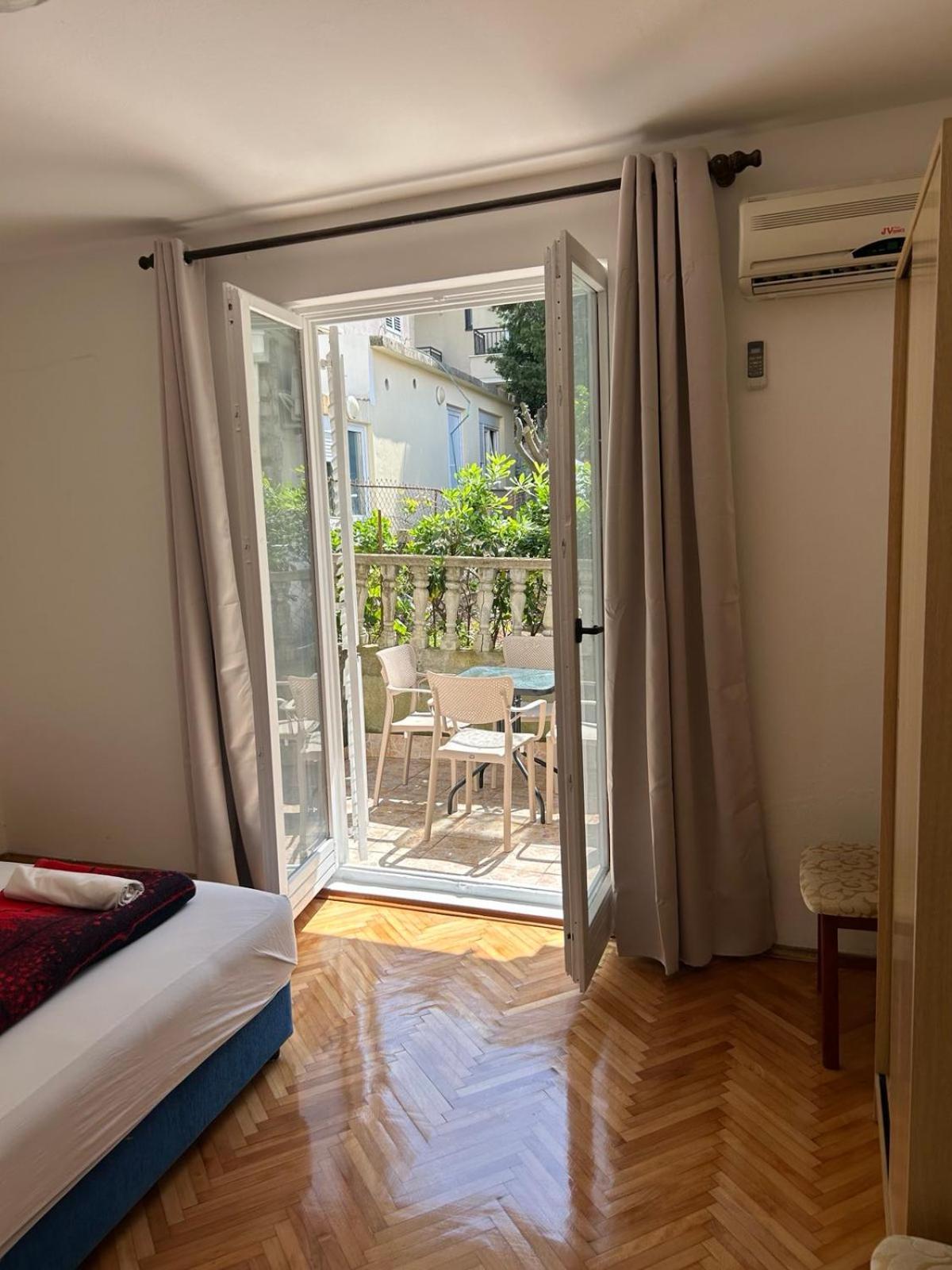 Apartments And Room Mv Petrovac Екстер'єр фото
