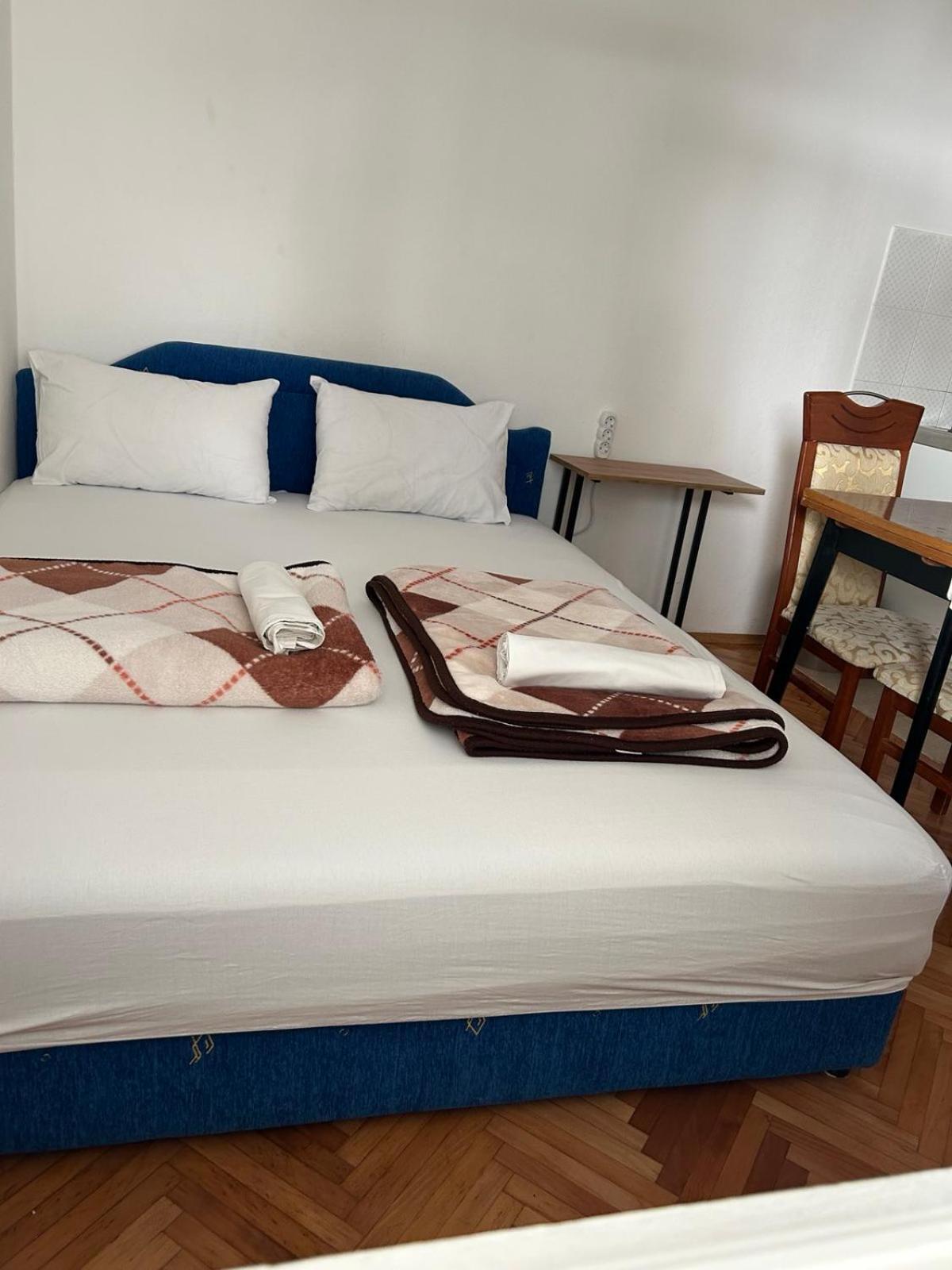 Apartments And Room Mv Petrovac Екстер'єр фото